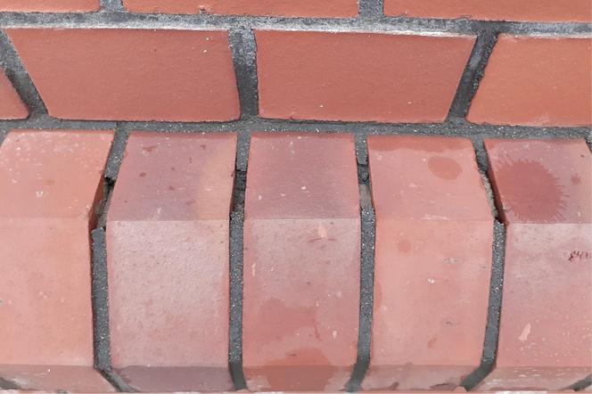 Murowanie bez wykwitów. Jak bez błędów murować z cegieł klinkierowych? 