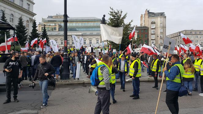 WARSZAWA: race i utrudnienia w ruchu. Protest przeciwko Piątce dla Zwierząt przybiera nieoczekiwany kształt [WIDEO]