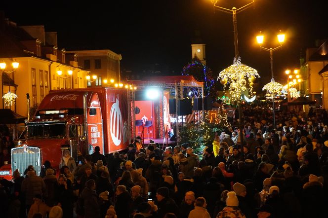 Ciężarówka Coca-cola w Białymstoku! Świąteczna atrakcja przyciągnęła tłumy mieszkańców na Rynek Kościuszki