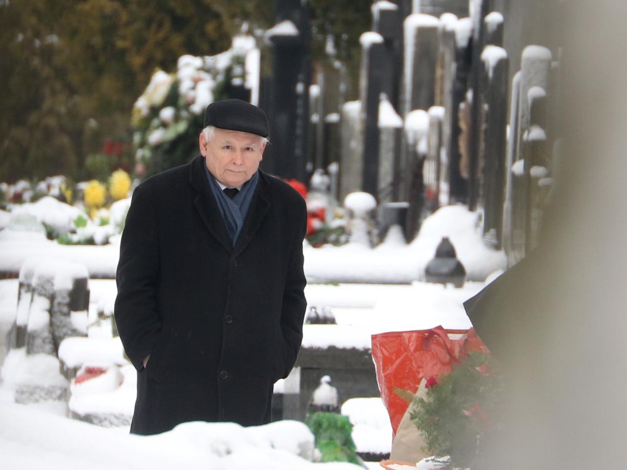 JAROSŁAW KACZYŃSKI NA GROBIE MATKI