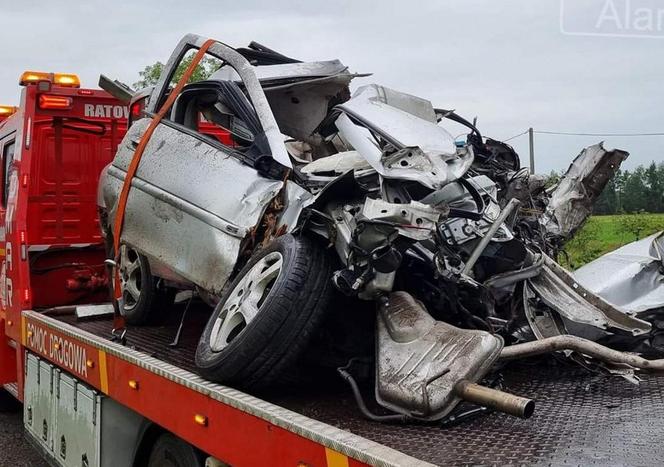 Śmiertelny wypadek w Bratoszewicach. Opel rozbił się o drzewo. Nie żyje 32-latek [ZDJĘCIA]