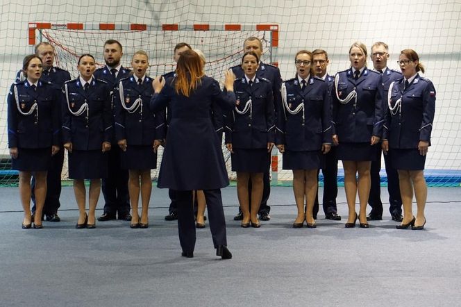 Nowi policjanci wypowiedzieli słowa przysięgi. Na Warmii i Mazurach rekrutacja wciąż trwa [ZDJĘCIA]