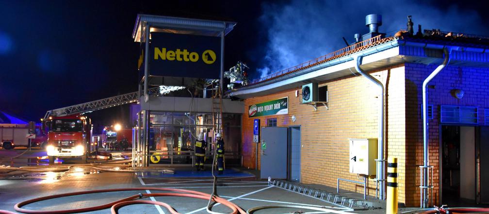 O krok od tragedii! Wielki pożar w sklepie Netto. Budynek stanął w ogniu