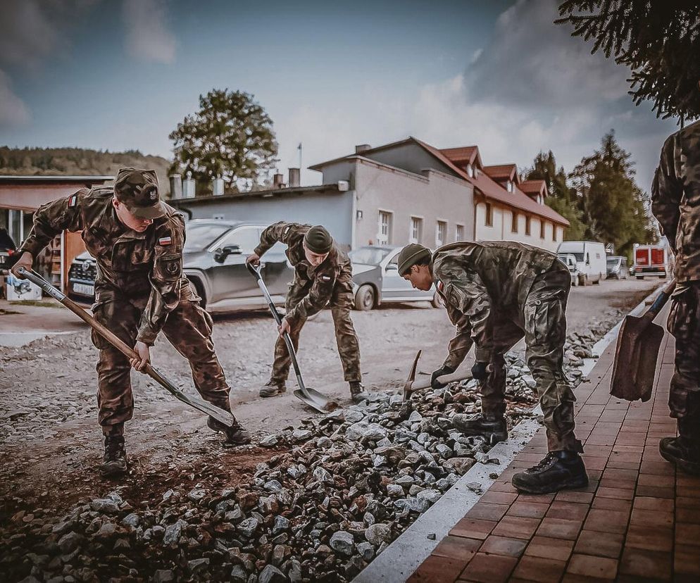 Zołnierze 2 LBOT pomaga usuwać skutki powodzi w Stroniu Śląskim.