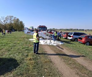 Wypadek podczas Mikrolotowych Mistrzostw Podlaskiego w Łomży - samolot uderzył w samochody