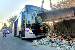 KOSZMAR! Rozpędzony autobus miejski uderzył w posesję! Kierowca w karetce!