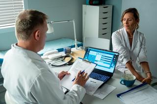 M jak miłość, odcinek 1701: Artur da kosza Ewie! Ostro zareaguje na niemormalną propozycję Kalinowskiej - ZDJĘCIA