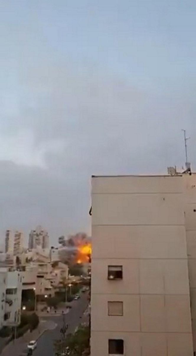 Wielki atak na Izrael! Na zdjęciach widać, jak rakieta trafia w blok