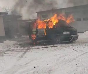 Lubelskie: To był jedyny sposób na uratowanie majątku. Policjanci wyciągnęli płonące auto z drewnianej wiaty