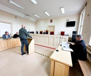 Miał znęcać się nad świadkiem. Na nagraniu płacz, krzyk i wulgaryzmy. Policjant przed sądem