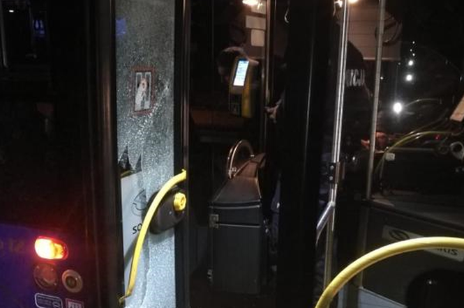 Ostrzelanie autobusu pod Krakowem. Kierowca i pasażerowie cudem uniknęli śmierci!