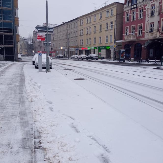 Poznań: Zima jednak zaskoczyła drogowców! Fatalne warunki na drogach