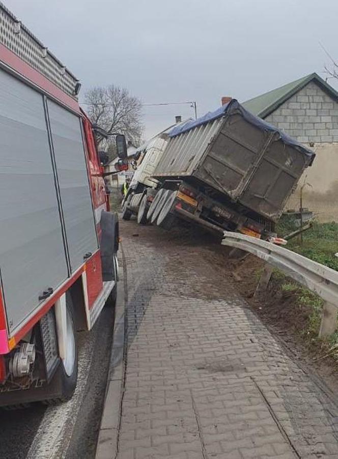 Szokujący wypadek koło Opatowa. Ciężarówka wjechała w dom!