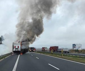 Pożar na S5 koło Leszna. Zapaliła się naczepa z artykułami papierowymi