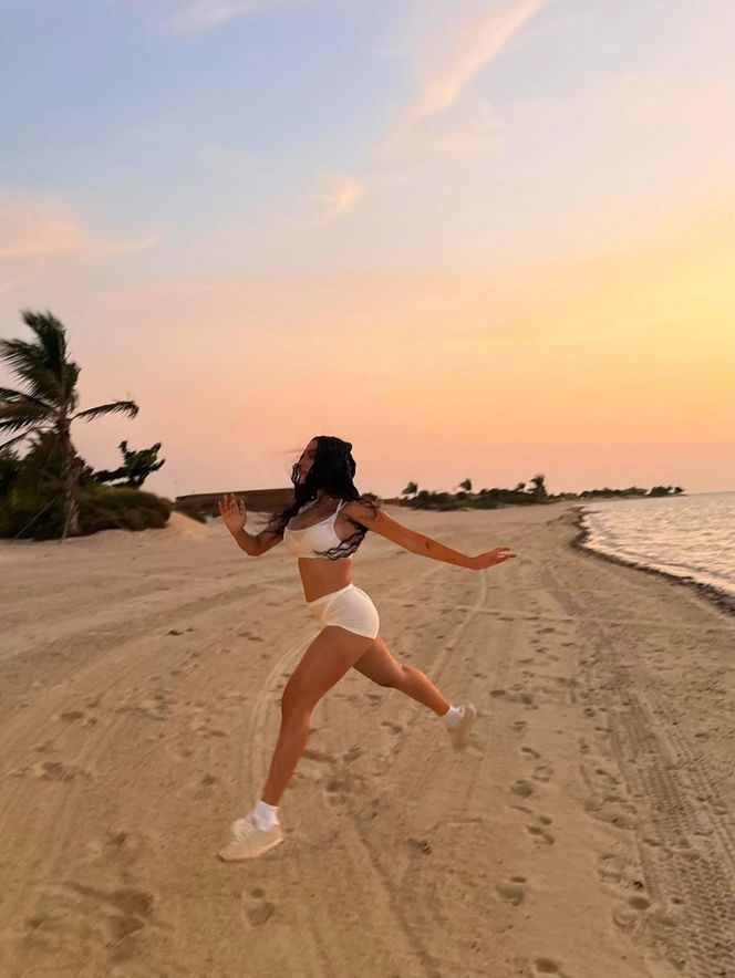 Narzeczona Cristiano Ronaldo w skąpym stroju biegała po plaży