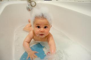 Czym myć niemowlaka? Kosmetyki do kąpieli i pielęgnacji niemowląt