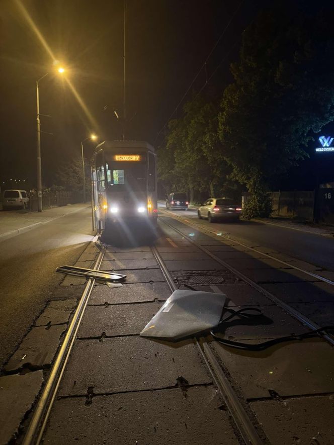 Grupa nastolatków zdemolowała tramwaj