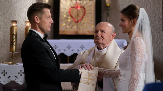 M jak miłość, odcinek 1634: Paweł (Rafał Mroczek), Franka (Dominika Kachlik), ksiądz (Maciej Damięcki)