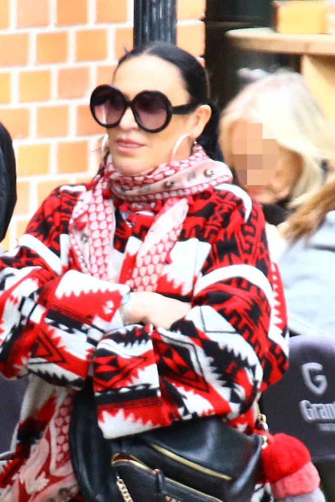 Kayah. Leczyła gardło i opalała kolana