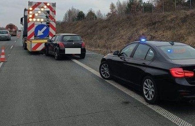 Pijany kierowca uderzył w pojazd służby drogowej na S17