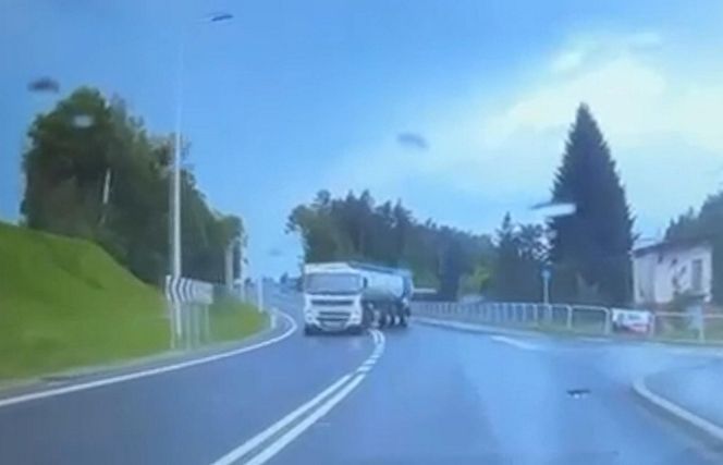 Miał dożywotni zakaz i 3 promile! Ciężarówką wylądował z rowie [ZDJĘCIA]