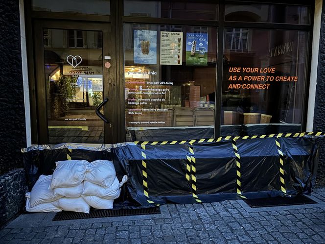 Wrocław szykuje się na powódź. W centrum wszędzie leżą worki z piaskiem