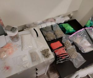 Pościg jak z filmu w Warszawie! W BMW środki odurzające i broń! Zobacz, co grozi zatrzymanej parze! 