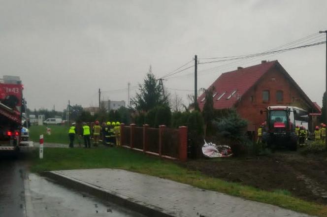 Koszmarny wypadek na DK 25 pod Bydgoszczą! Autobus wbił się w dom [ZDJĘCIA]