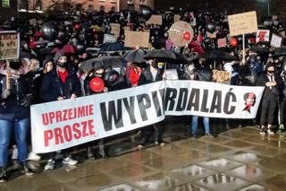 Strajk kobiet w Szczecinie: W strugach deszczu i rytmie techno [ZDJĘCIA]