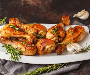 Chrupiąca skórka i soczyste mięso. Tak zamarynowane udka kurczak to hit w moim domu 