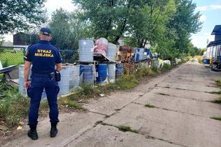 Ponad 100 beczek z chemikaliami na Muchoborze. „To substancje, które służyły do produkcji w drukarni”