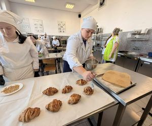 Uczniowie grudziądzkiego Gastronomika przygotowali rogale na Św. Marcina