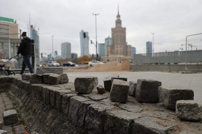 Wielkie wory kostki brukowej w centrum. „Darmowa amunicja dla narodowców”