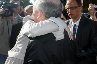 Jarosław Kaczyński odwiedził grób brata. Przytula bratanicę Martę 
