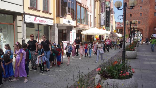 Dni Bajki 2024. W centrum Olsztyna zrobiło się bajkowo. Dzieci przejęły władzę nad miastem [ZDJĘCIA]