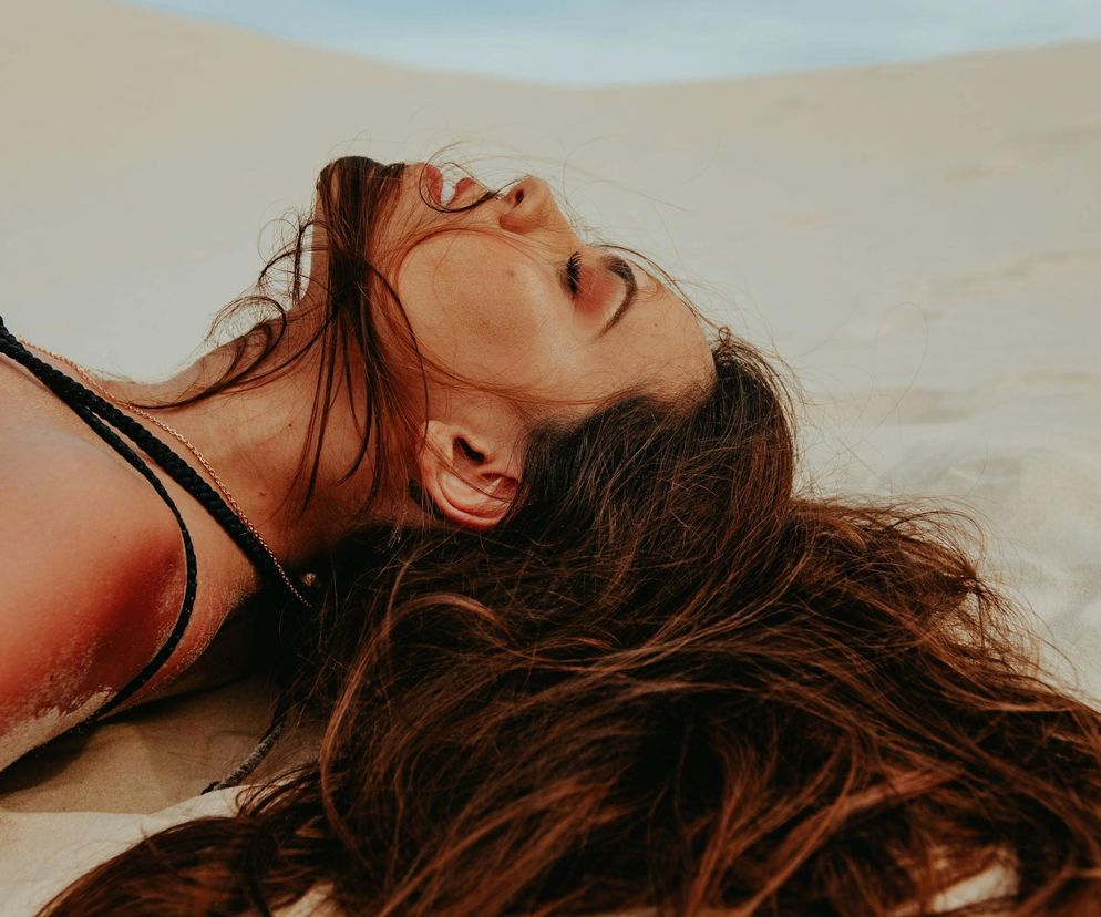 SOS dla włosów po słońcu. Jak przywrócić im miękkość i zdrowy blask?