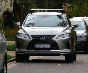 K. Tusk z mężem przenoszą rzeczy z lexusa do innego auta: Córka oddała ojcu samochód