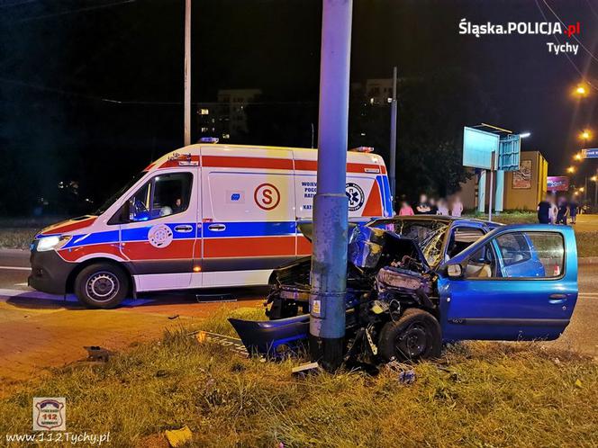Śląskie. Fatalne skutki pijackiej szarży! Młoda kobieta wjechała w słup [ZDJĘCIA]