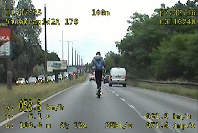 Hulajnoga zamiast motocykla? 17-latek pędził ulicą jak rajdowiec. Jest nagranie!