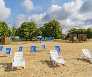 Darmowe leżaki i hamaki na plaży miejskiej w Giżycku. Zobacz zdjęcia