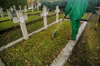 „Pamięć, szacunek, resocjalizacja” – więźniowie posprzątali na Cmentarzu Centralnym w Siedlcach