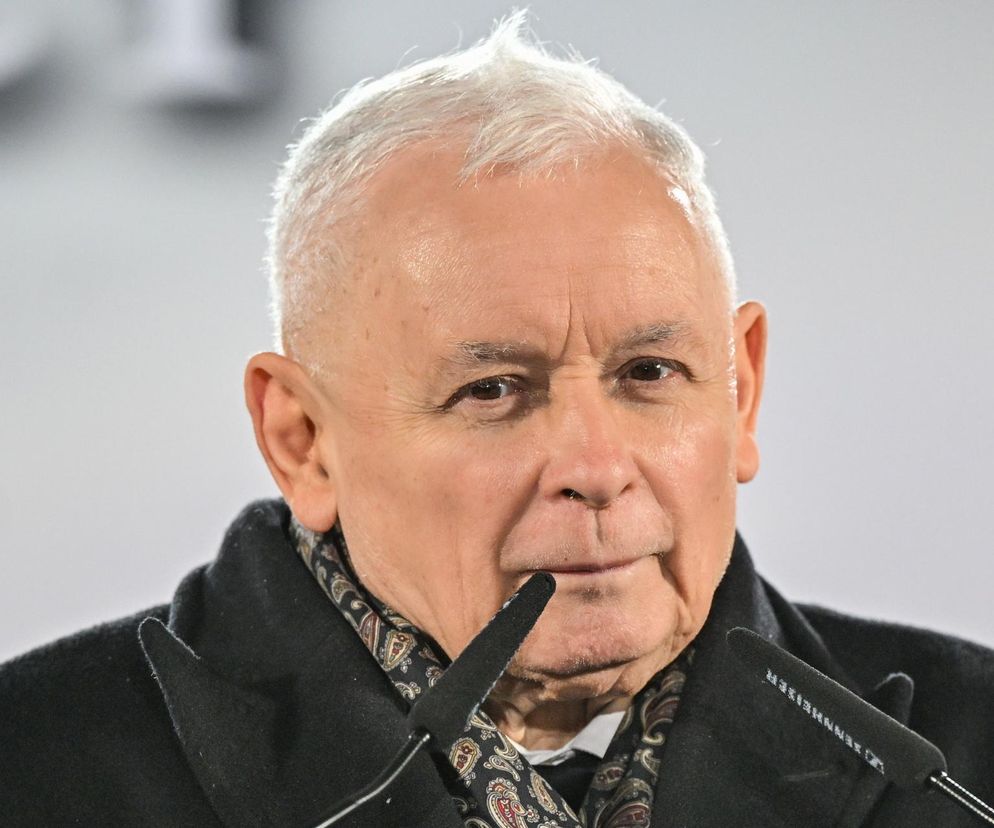 Kaczyński ściśnięty w tłoku pod pomnikiem smoleńskim
