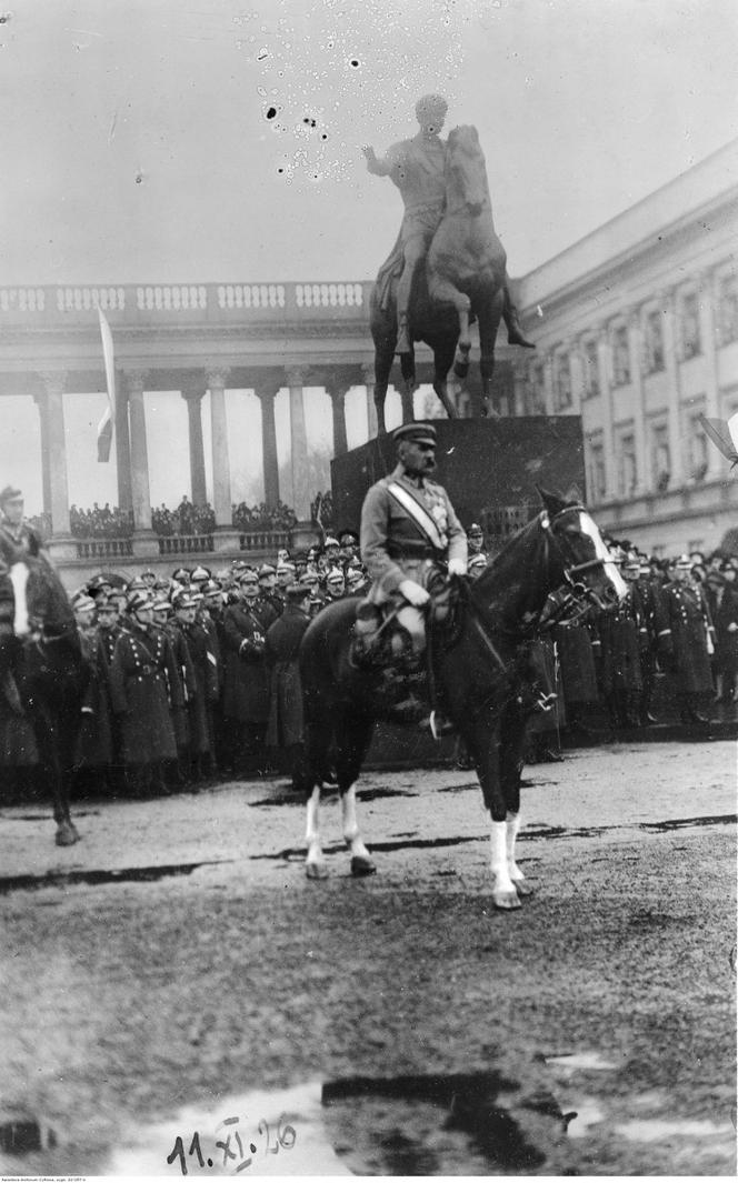 Józef Piłsudski przed pomnikiem księcia Józefa Poniatowskiego, 11.11.1926 r.