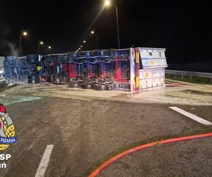 Ciężarówka przewrócił się na A1 w Nowym Dworze. Kierowca ranny, droga zablokowana!