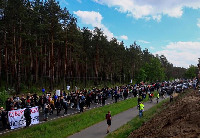 Protest przeciw planowanej rozbudowie fabryki Tesli pod Berlinem 