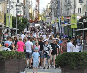 Ostatnia niedziela lata 2023 w Kielcach. Tłumy w centrum miasta