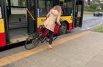  Awantura o przewóz roweru w autobusie w Warszawie. Kierowca nie wpuścił rowerzystki w ulewę. „Jest pani młoda, ma pani siłę, żeby jechać na rowerze”