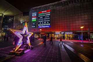 Strefa pomagania i pakowania prezentów w Galerii Katowickiej