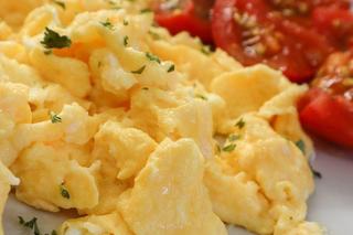 Dodaj ten składnik do jajecznicy, a będziesz zachwycony. Takie śniadanie to mistrzostwo!