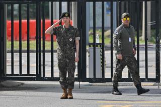 Jin z BTS opuszcza mury wojska